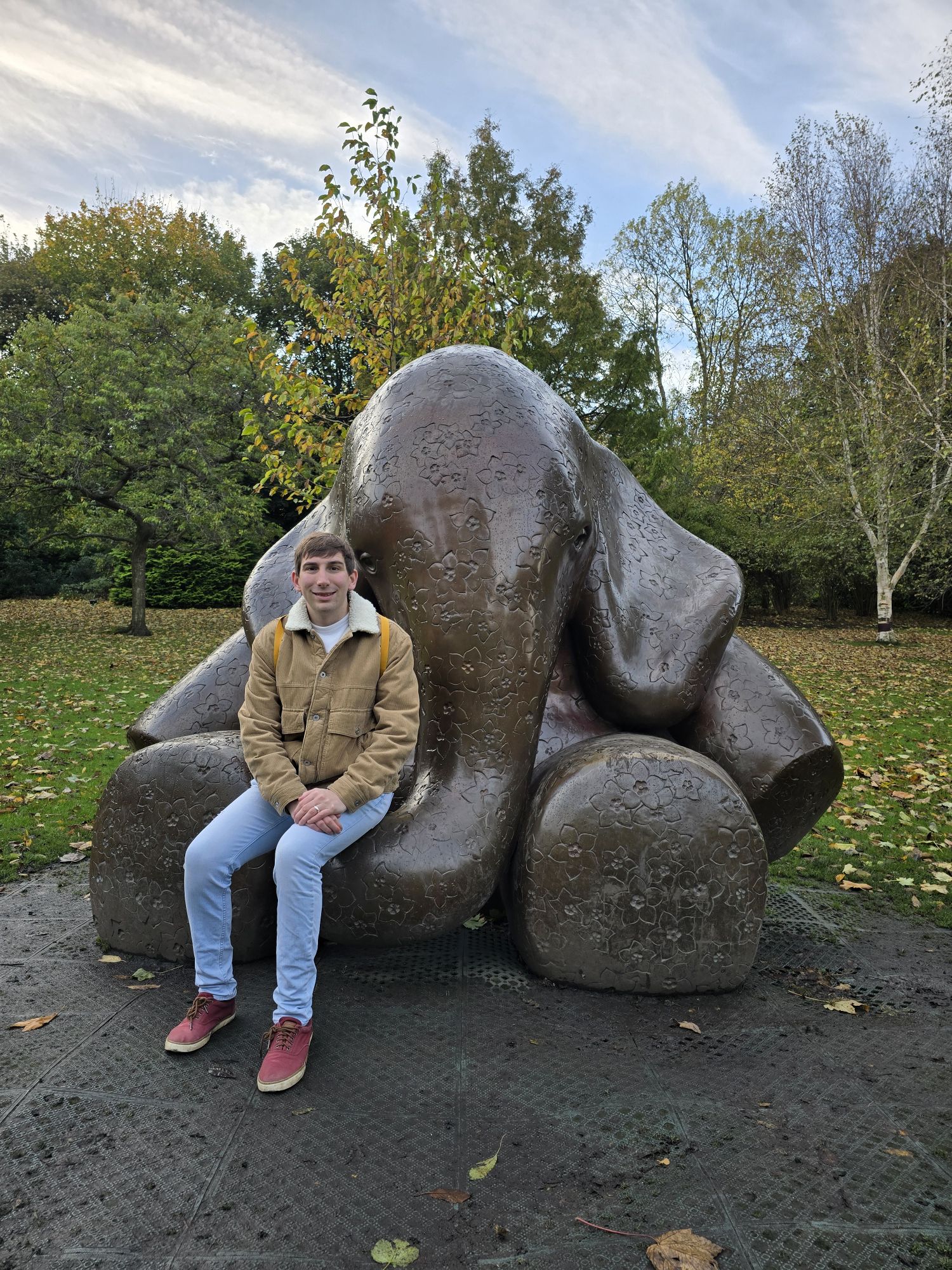 Statue of Lulla, dedicated to the Mortonhall Baby Ashes Scandal.