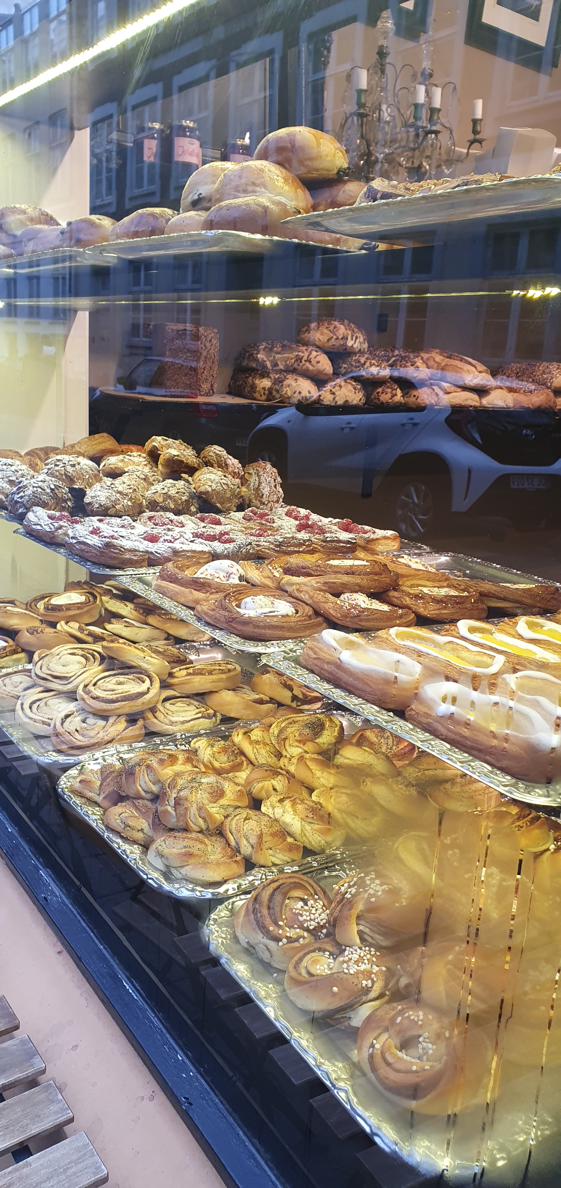 The shop window of Sankt Peders Bageri